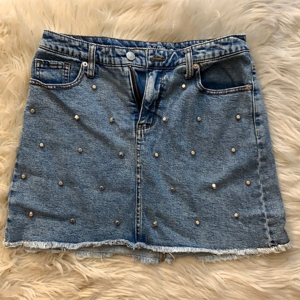 Embellished jean skirt. Size 10.